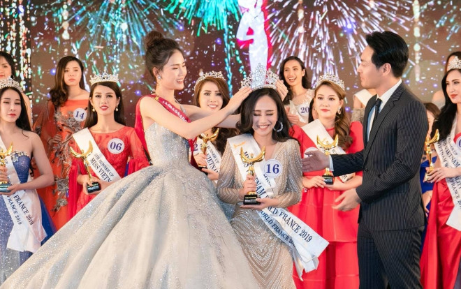 Siêu mẫu Vàng Quỳnh Hoa lộng lẫy như công chúa, trao vương miện cho tân hoa hậu Ảnh 2