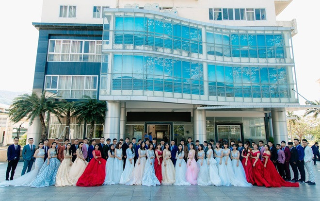 Bộ ảnh kỷ yếu như đám cưới tập thể khiến cộng đồng mạng tranh cãi dữ dội Ảnh 2