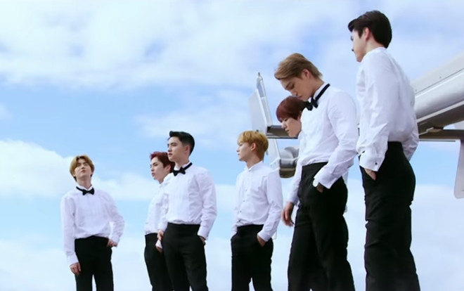 Dàn 'soái ca áo trắng' EXO thỏa sức nô đùa, nghịch nước trong teaser 'Present' tặng người hâm mộ Ảnh 2