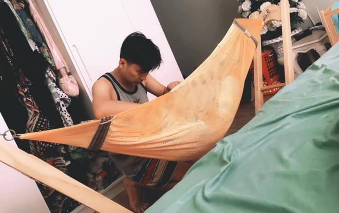 Lâm Khánh Chi khoe ảnh ông xã mải mê chăm con Ảnh 2