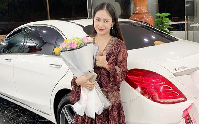 Chồng nhà người ta: Giữ lời hứa năm xưa, mua xe xịn tặng vợ khiến hội chị em không khỏi ghen tị Ảnh 2