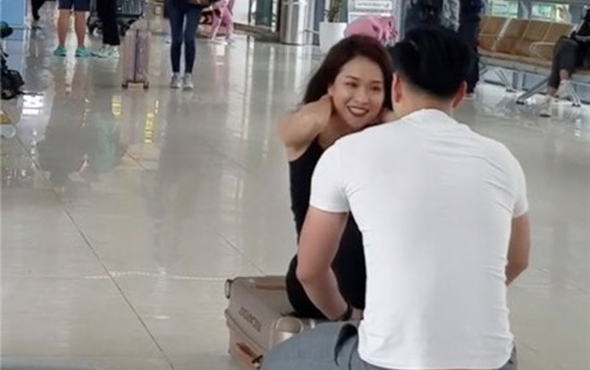 Cận cảnh đôi nam nữ Việt Nam tập Gym ở sân bay gây sốt xình xịch Ảnh 2