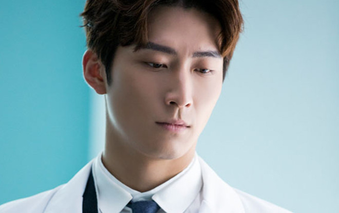 Khoác áo blouse trắng tinh anh phi phàm, Đậu Kiêu vào vai bạn trai bác sĩ lý tưởng của mọi cô gái Ảnh 2