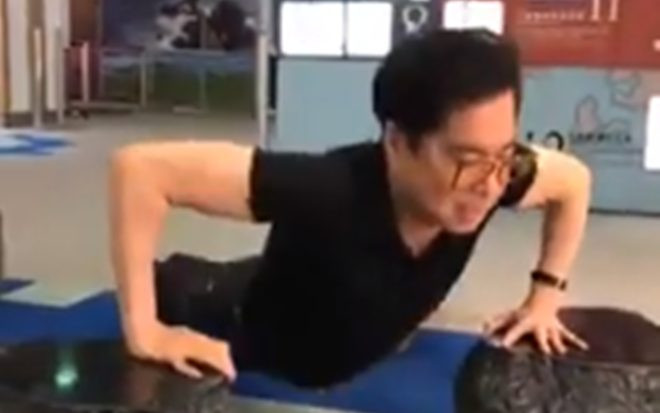 Xem Ngọc Sơn 'mở hàng' trào lưu tập thể thao ở sân bay Ảnh 2