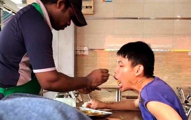 Người bồi bàn từ tốn đút thức ăn cho khách bị bại liệt gây xúc động mạnh Ảnh 2
