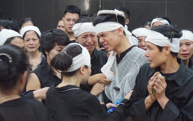 Con trai cùng người thân, bạn bè gào khóc trong đám tang nữ lao công bị xe ô tô ‘điên’ tông tử vong trên đường Láng Ảnh 2