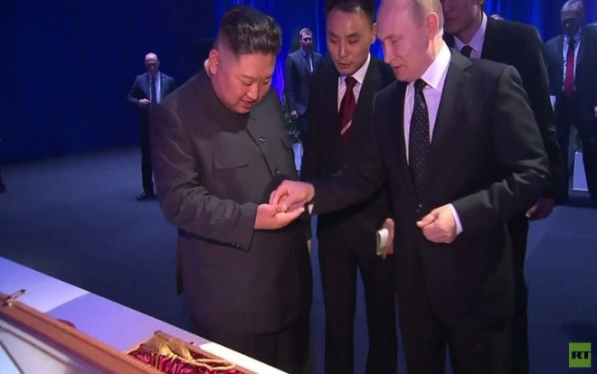 Ông Kim Jong-un bất ngờ tặng ông Putin một thanh gươm Ảnh 2
