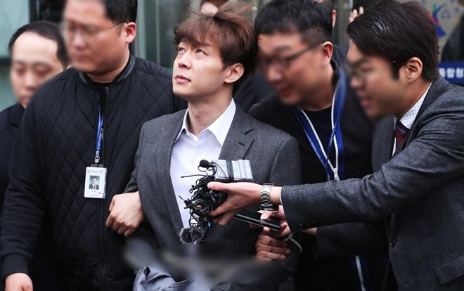 Thời huy hoàng nay còn đâu: Park Yoochun bị cảnh sát còng tay áp giải sau phiên điều trần Ảnh 2