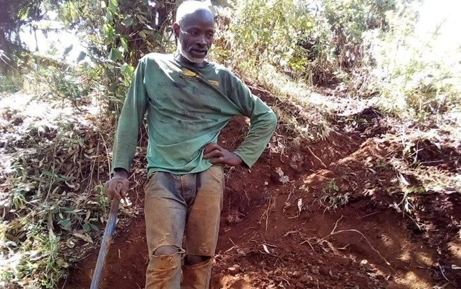 Người đàn ông được ví như 'anh hùng' khi tự đào gần 2 km đường bằng tay không trong 6 ngày Ảnh 2