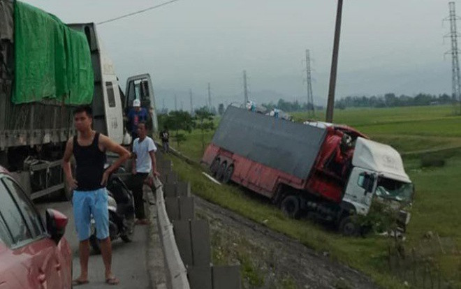 4 xe tải tông nhau liên hoàn trên đường tránh QL 1A, giao thông ách tắc Ảnh 2