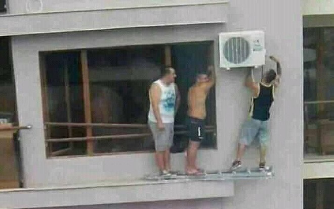 'Đau tim' cảnh 3 người đàn ông đứng lơ lửng ngoài cửa sổ tòa nhà cao tầng để sửa máy lạnh Ảnh 2