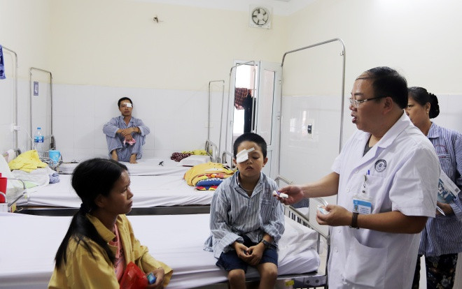 Đau mắt đỏ lành tính nhưng chỉ cần mắc những sai lầm này có thể khiến nhiều người mù loà Ảnh 2