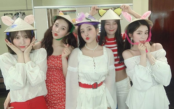 Red Velvet đăng ảnh đội nón lá cực xinh, hứa hẹn về một concert tái ngộ fan Việt Nam Ảnh 2