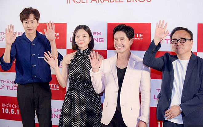 Shin Ha Kyun lịch thiệp, Lee Kwang Soo siêu đáng yêu, Esom ấn tượng với lượng fan hùng hậu của 'hươu cao cổ' ở Việt Nam Ảnh 2