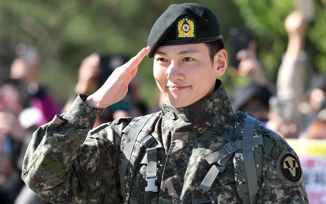 Ji Chang Wook rạng rỡ, xuất ngũ trong vòng tay hàng trăm người hâm mộ Ảnh 2