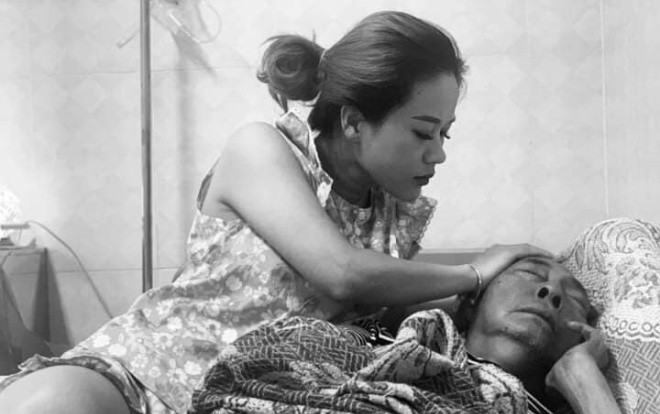 Tình mẫu tử thiêng liêng: Hình ảnh con út nghệ sĩ Lê Bình chăm sóc cha khiến nhiều người nghẹn ngào Ảnh 2