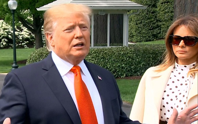 Bà Melania Trump lại bị đồn sử dụng người đóng thế khi xuất hiện cùng chồng Ảnh 2