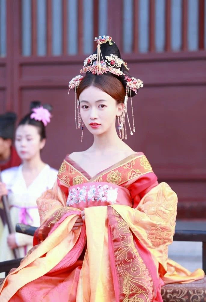 Ngô Cẩn Ngôn lần đầu thử qua tạo hình nhà Đường, dân mạng xuýt xoa vì quá xinh đẹp