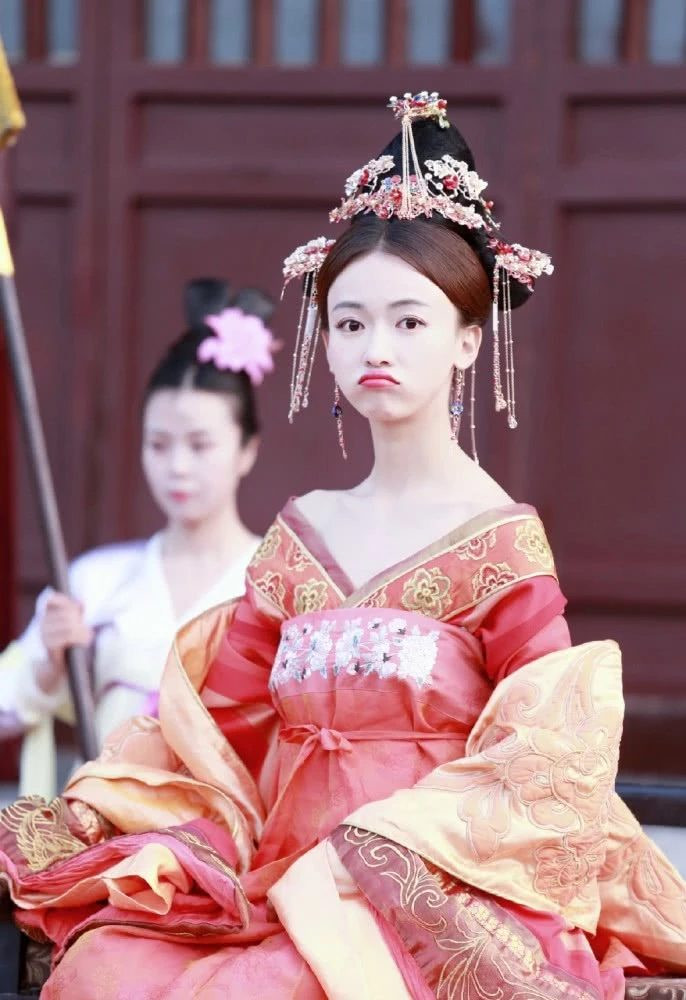 Ngô Cẩn Ngôn lần đầu thử qua tạo hình nhà Đường, dân mạng xuýt xoa vì quá xinh đẹp