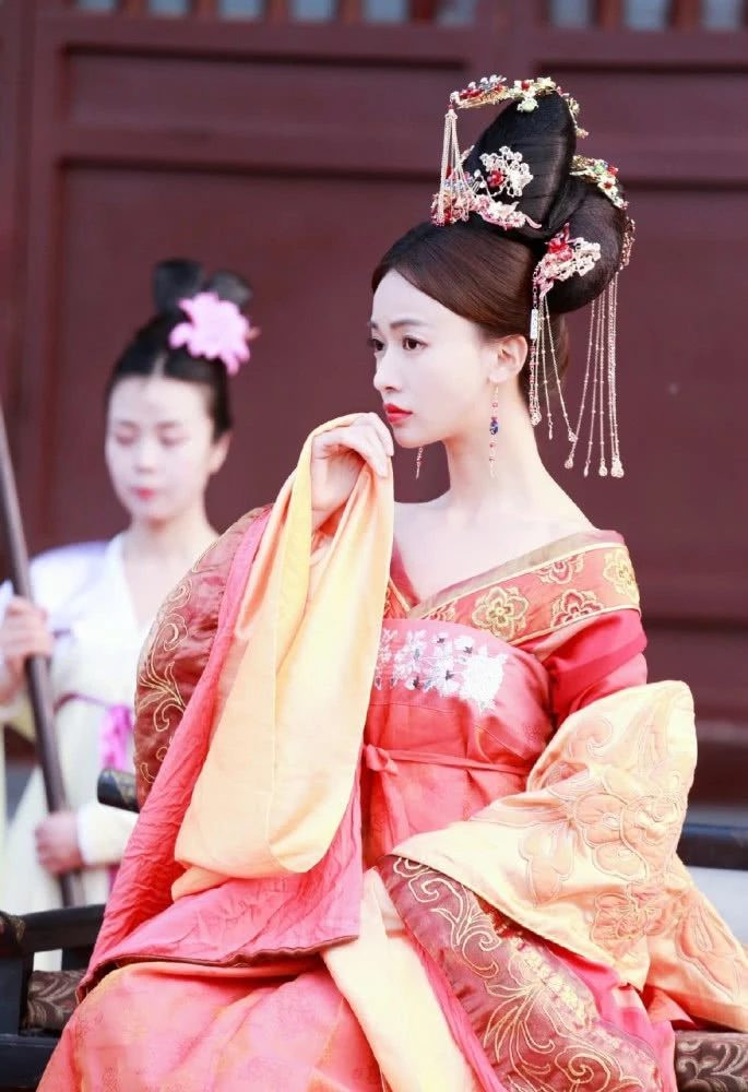 Ngô Cẩn Ngôn lần đầu thử qua tạo hình nhà Đường, dân mạng xuýt xoa vì quá xinh đẹp
