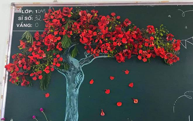 Mang luôn cây phượng vào phòng học để… chụp kỷ yếu, độ 'bá đạo' của học sinh cấp 3 khiến dân mạng bái phục Ảnh 2