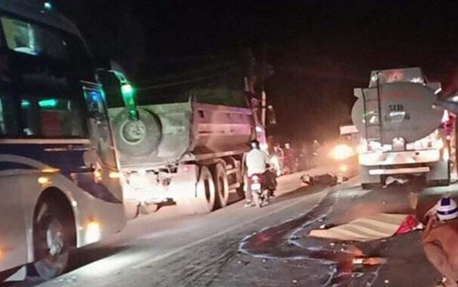 Va chạm với xe bồn, chồng và vợ sắp sinh tử vong tại chỗ Ảnh 2