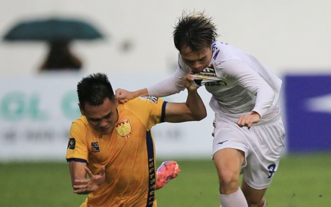 Văn Toàn: 'Tôi bị chèn ngã ba lần, trọng tài không thổi phạt đền' Ảnh 2