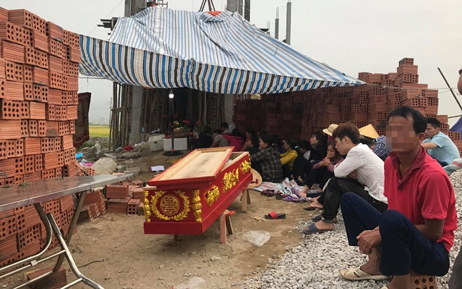 Bị đánh tử vong khi đi trả nợ, người thân mang thi thể đến nhà chủ nợ đòi 'công bằng' Ảnh 2