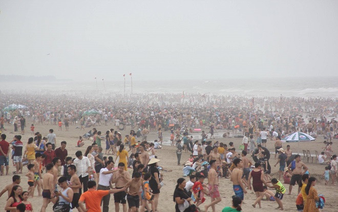 Hàng vạn người ùn ùn đổ về biển Sầm Sơn trong ngày nghỉ lễ Ảnh 2