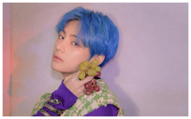 V (BTS) chàng tắc kè hoa có khả năng chinh phục mọi thể loại màu tóc và các kiểu đồ 'lập dị' Ảnh 2