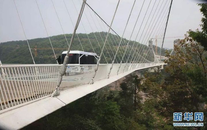 'Hú hồn' cảnh chiếc xe bus 5,5 tấn lăn qua cầu kính để thử độ an toàn Ảnh 2