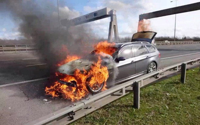 BMW bốc cháy trên đường cao tốc, cặp đôi thoát chết trong gang tấc Ảnh 2