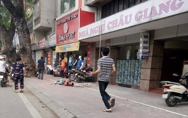Hà Nội: Thanh niên rơi từ tầng 4 xuống đất tử vong khi sửa máy lạnh cho nhà nghỉ Ảnh 2