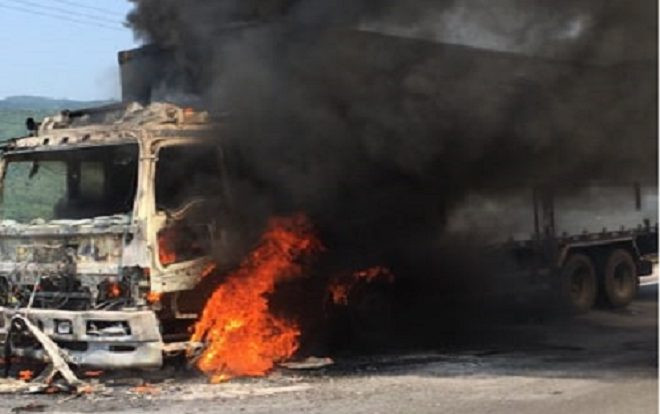 Ôtô tải chở hoa quả bốc cháy dữ dội giữa quốc lộ Ảnh 2