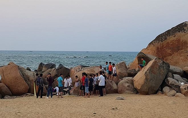 Tắm biển sau khi đi đám cưới, người đàn ông bị sóng cuốn tử vong Ảnh 2