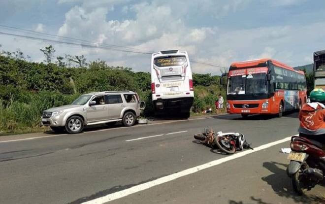 Nhóm côn đồ 8 người chặn ô tô, dùng mã tấu chém người Ảnh 2