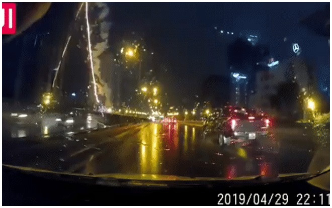 Mưa lớn kinh hoàng ở Hà Nội: Chập điện tòa nhà đang xây dựng, tia lửa phóng tung toé sáng rực trời Ảnh 2