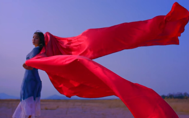 Không chỉ lang thang trên đường, Park Bom còn để Whee In… đi bộ ngoài sa mạc trong teaser '4:44' Ảnh 2