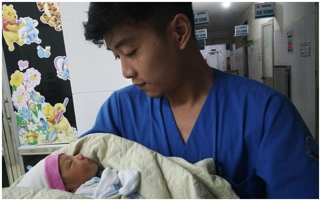 Bé trai 10 ngày tuổi bị bỏ rơi trong thùng rác giữa đêm mưa lớn ở Hà Nội Ảnh 2