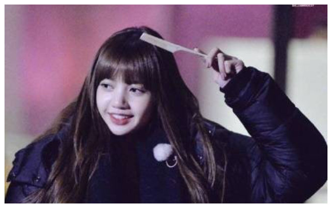 Cuối cùng bí ẩn về bộ tóc mái 'bất di bất dịch' của Lisa (BlackPink) cũng được stylist tiết lộ Ảnh 2