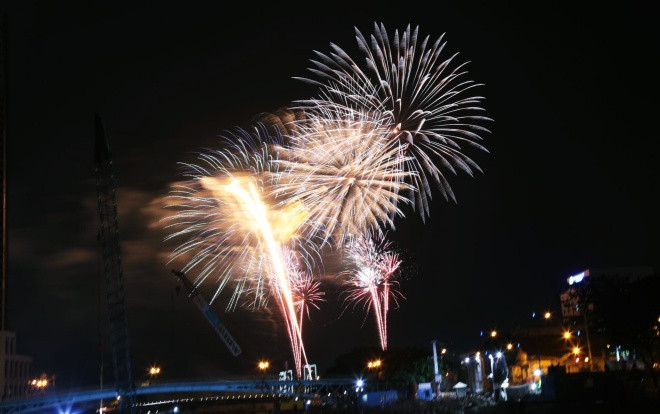 Nghìn người Sài Gòn suýt xoa, nhìn ngắm pháo hoa rực rỡ trên bầu trời đêm 30/4 Ảnh 2