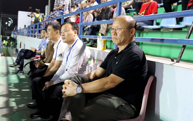 HLV Park Hang Seo đi xem bóng đá nữ, hát quốc ca Việt Nam và Hàn Quốc Ảnh 2