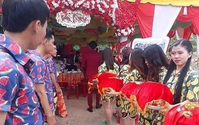 Mang dép tổ ong, mặc đồ đi biển để bê tráp đám cưới, đám bạn trẻ tưởng hay ho lại bị 'ném đá' tới tấp Ảnh 2