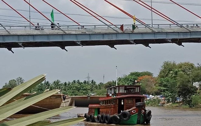 Bạn gái đi chơi cùng người khác, thanh niên 18 tuổi buồn nên nhảy cầu tự tử Ảnh 2