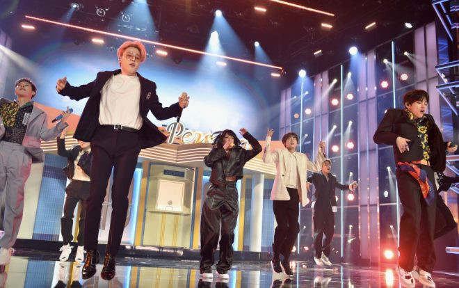 Billboard Music Awards 2019: Lập 'cú đúp' giải thưởng, BTS bắt tay Halsey mang đến sân khấu không thể trọn vẹn hơn Ảnh 2