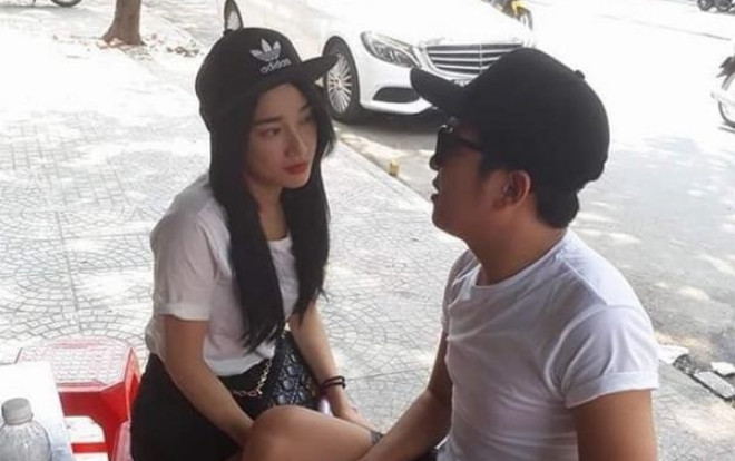 Nhã Phương xách túi hiệu, đội mũ lưỡi trai 'ăn gian tuổi' quấn quýt bên Trường Giang Ảnh 2