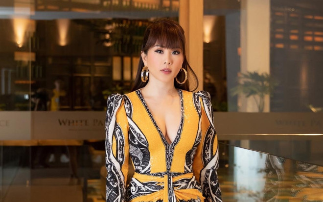 Hoa hậu Thu Hoài mặc váy xẻ sâu nóng bỏng, thả dáng gợi cảm bất chấp tuổi tác Ảnh 2