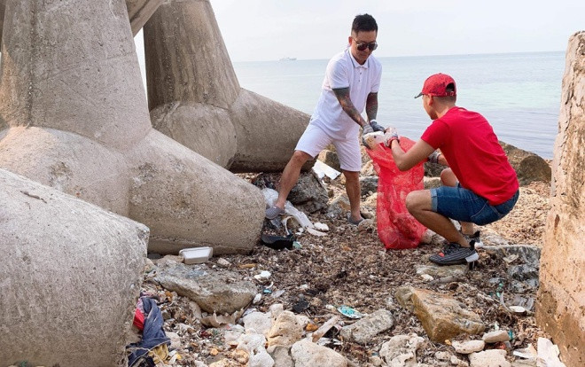 Tuấn Hưng xắn tay dọn rác ở Lý Sơn: ‘Có thể nhiều người nói anh em tôi bị rảnh rỗi quá và hơi hâm’ Ảnh 2