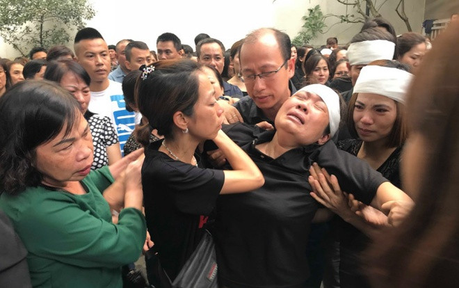 Đám tang đẫm nước mắt của nữ giáo viên bị xe tông tử vong ở hầm Kim Liên: 'Tối đó con còn nhìn thấy cô, vậy mà chỉ 2 giờ sau cô đã đi mãi mãi…' Ảnh 2