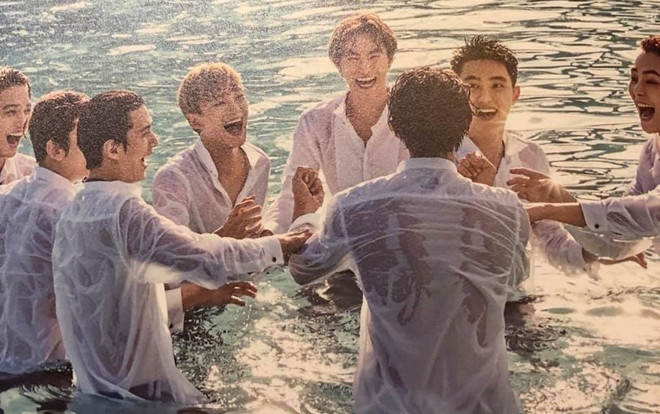 Fan cảm thán về loạt ảnh Hawaii của EXO: Các chàng trai của chúng tôi đã trưởng thành nhiều quá! Ảnh 2